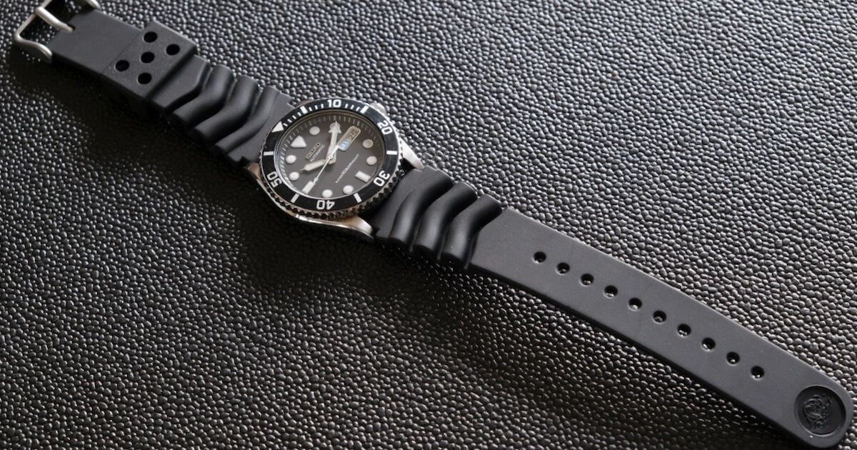 A Seiko 7S26-0040 diver's watch with a silicone rubber strap.