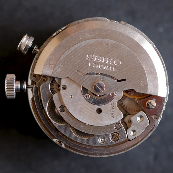 Seiko movement 4406A. You can see the curved sounding spring around the lower edge of the case, which is repeatedly hit to create the alarm sound.
