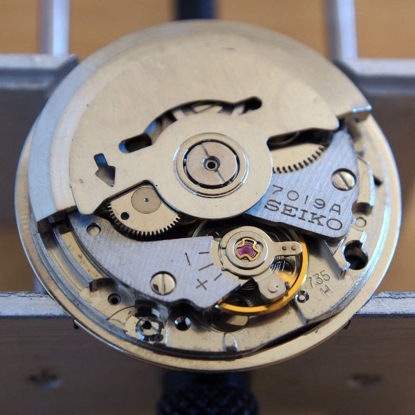 Seiko movement 7019A. The arrow in the rotor should be aligned with the hole in the reduction wheel for maximum winding efficiency.